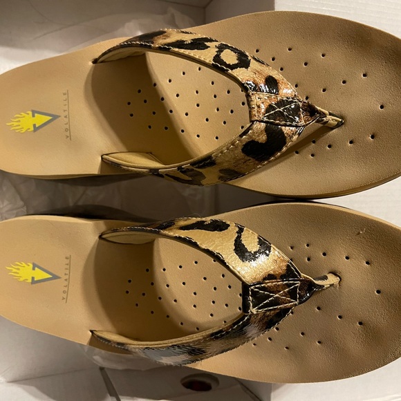 Volatile flip flops like new leopard print size 10 - Picture 3 of 7